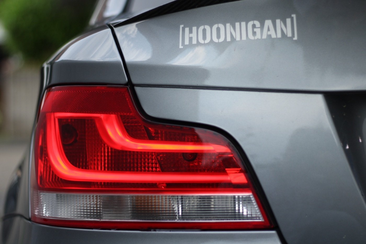 Rücklicht-Detail mit Hoonigan-Aufkleber